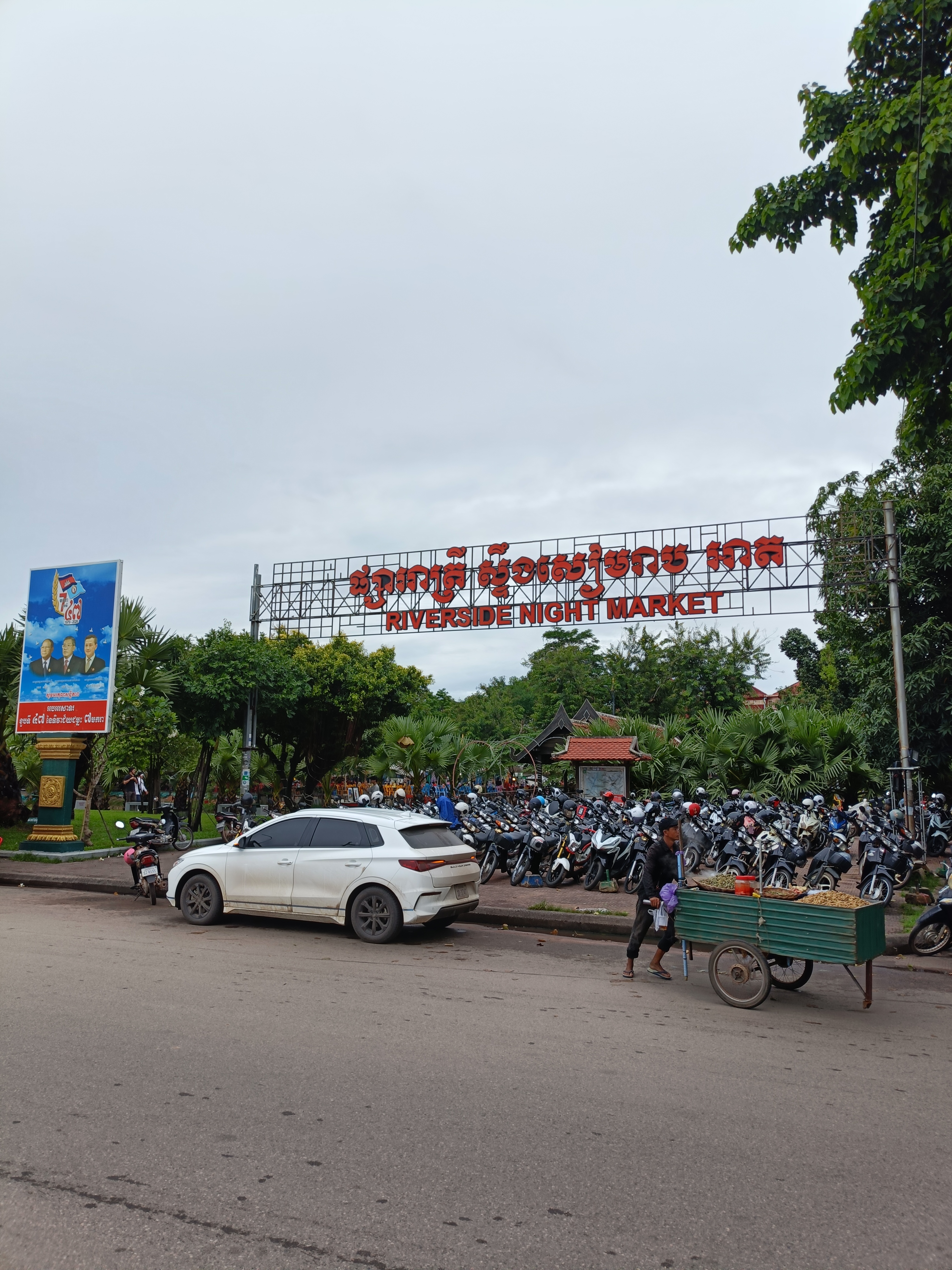 តូបតូចៗជាច្រើនជួរគ្នាពេលយប់