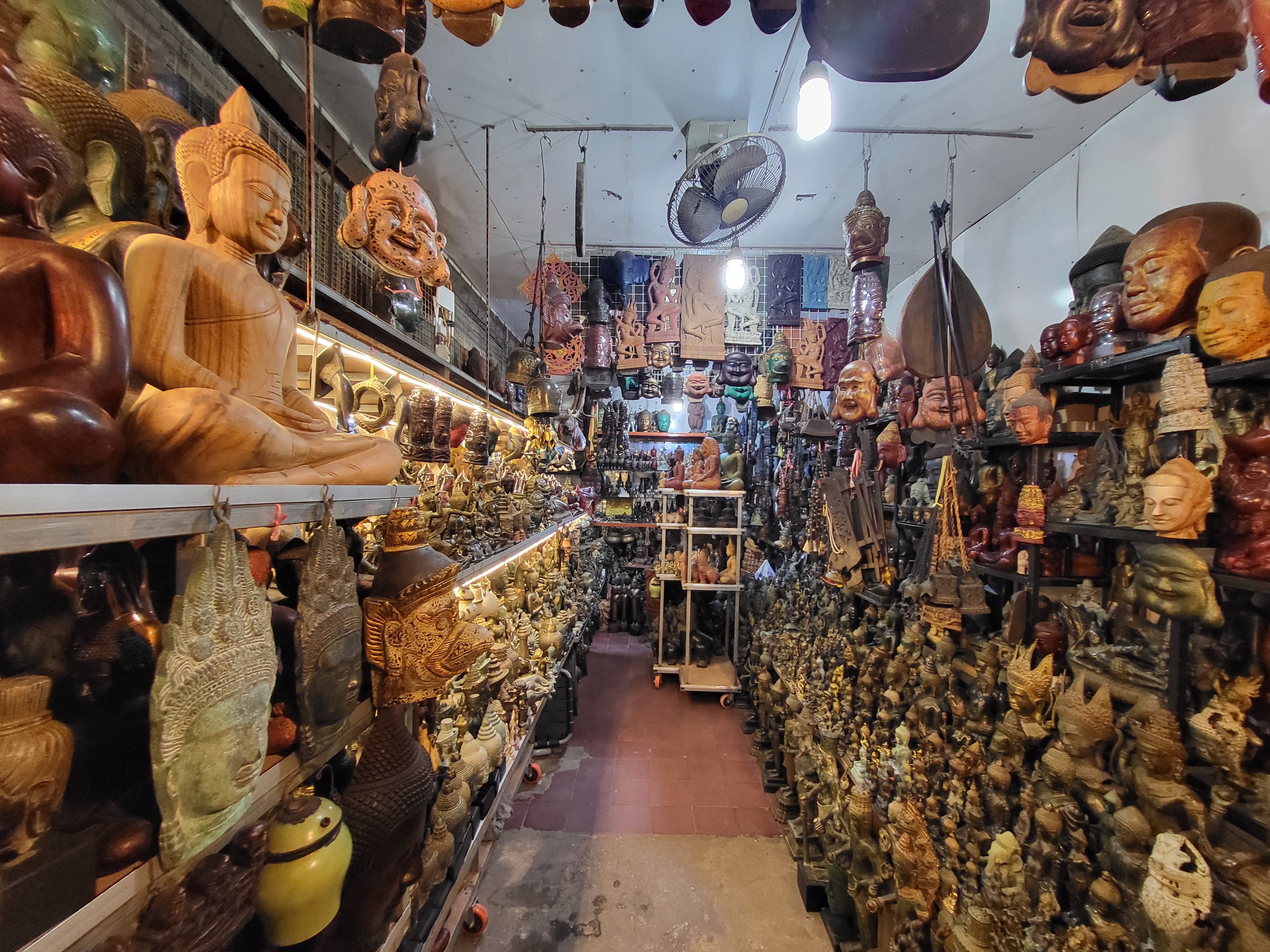 រោងនៅតាមផ្លូវរត់ផ្សារយប់