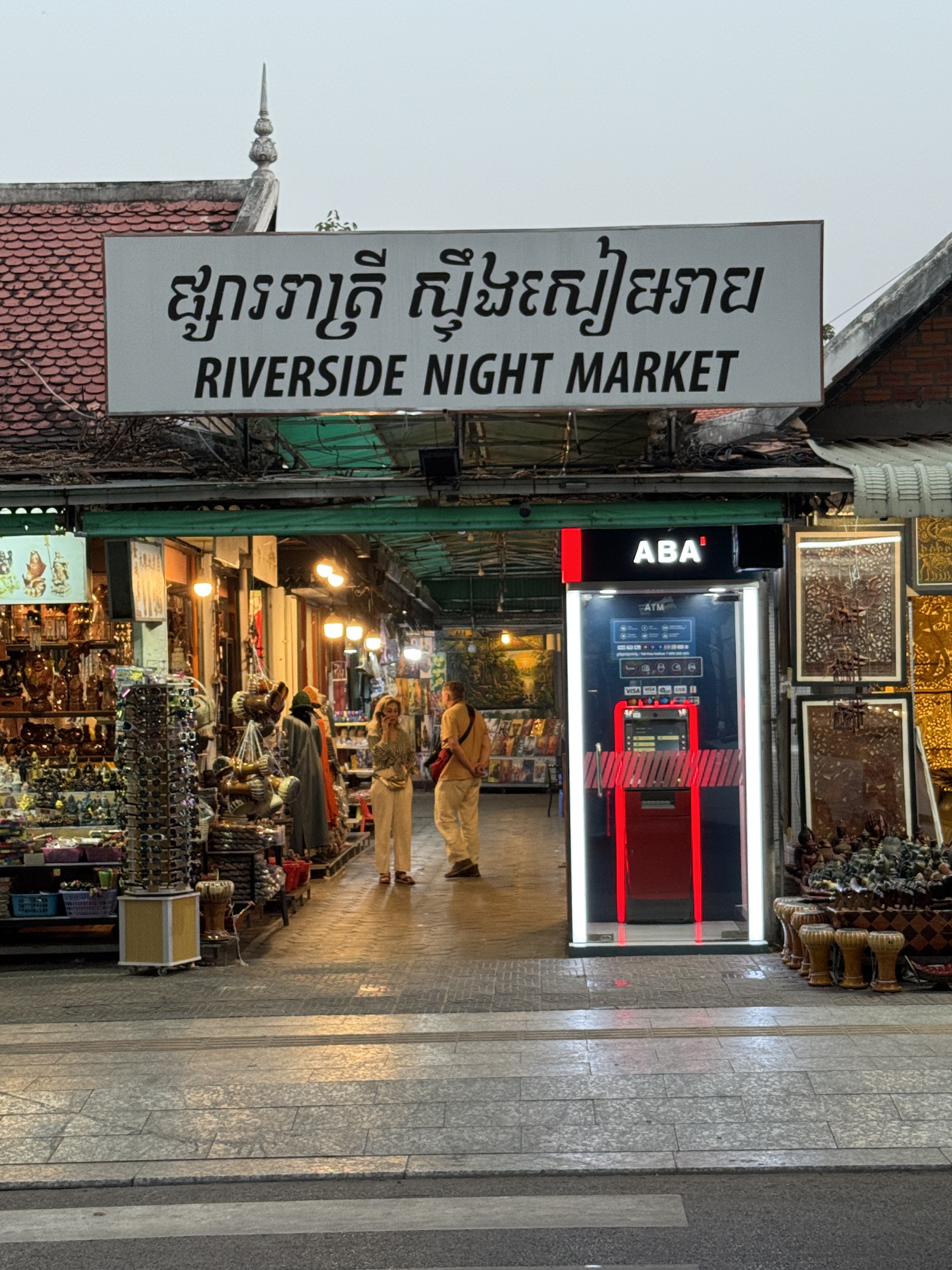 កន្សែងសូត្រ និងសម្លៀកបំពាក់ប្រពៃណី