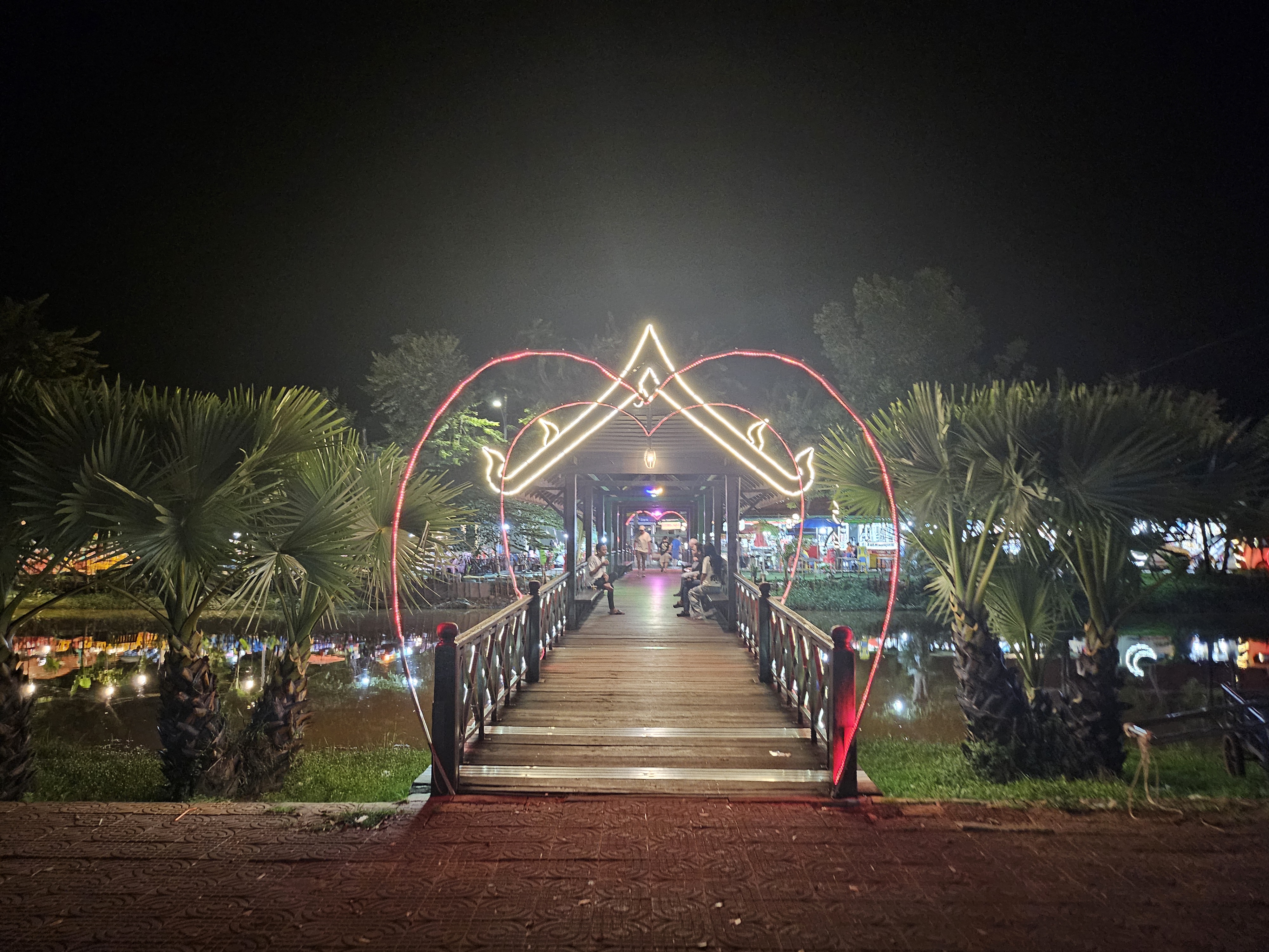ទិដ្ឋភាពផ្លូវផ្សារយប់ជាមួយអ្នកទេសចរ
